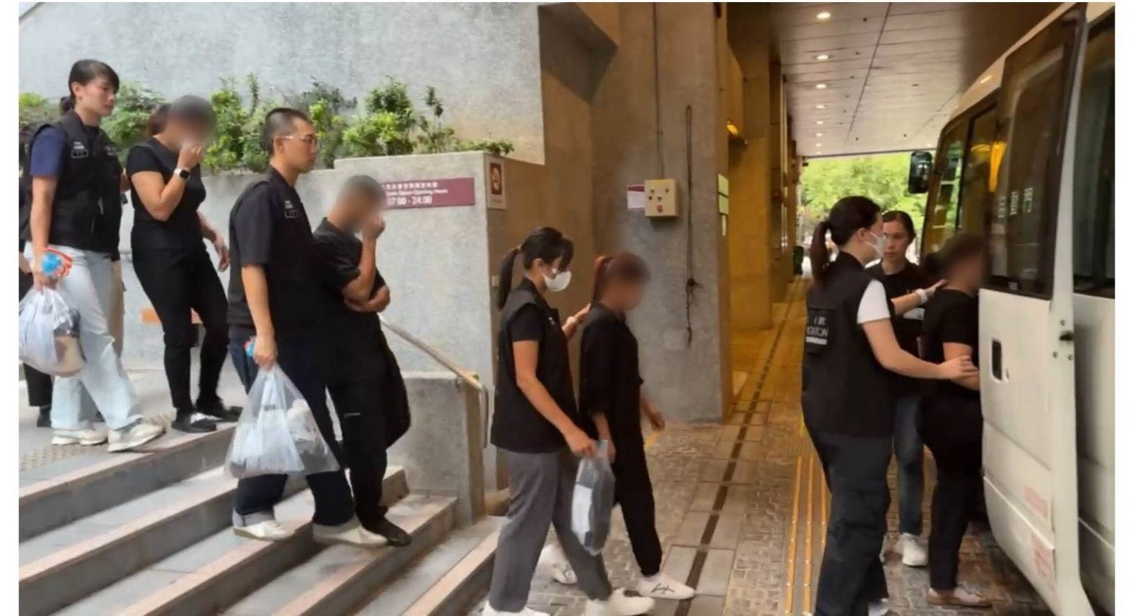 圖示懷疑非法勞工在行動中被捕