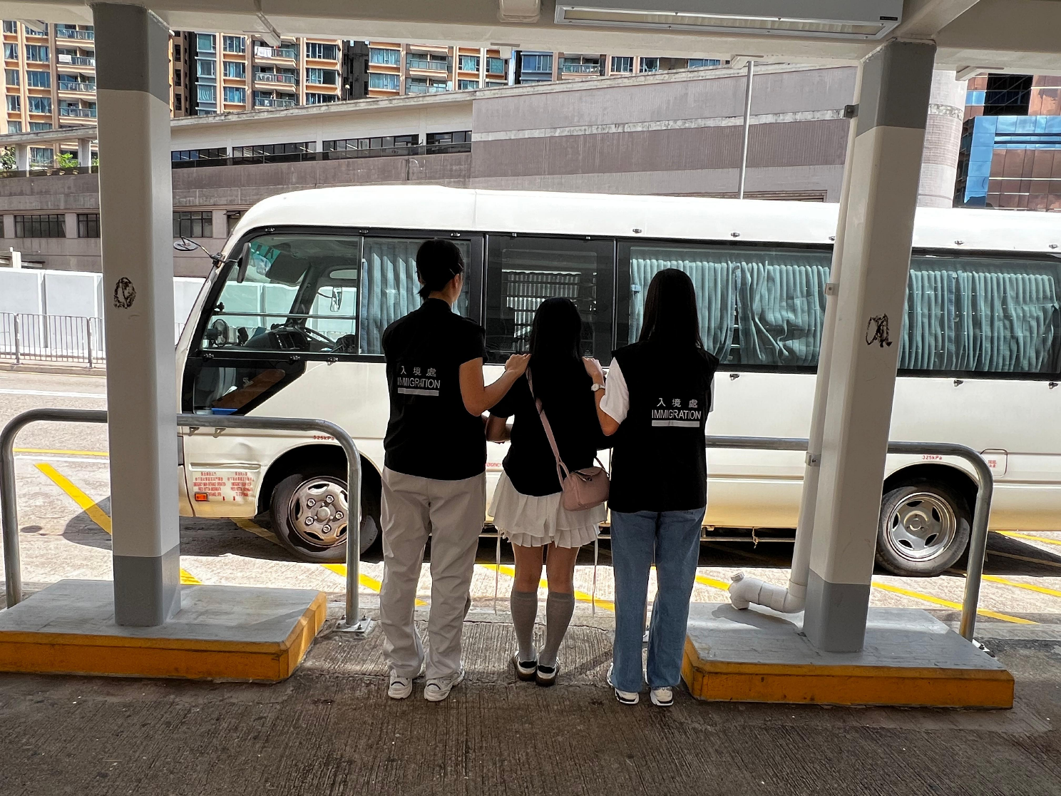 圖示懷疑非法勞工在行動中被捕