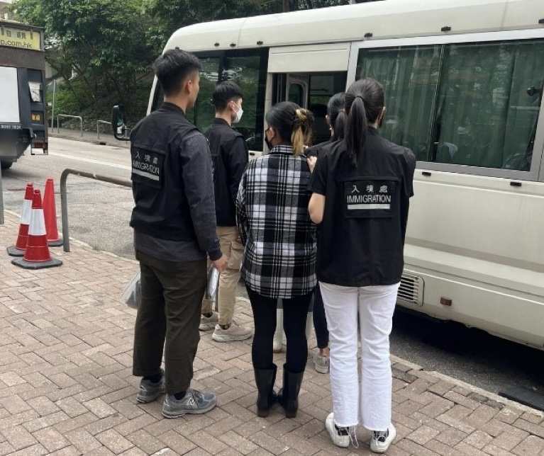 圖示懷疑非法勞工在行動中被捕