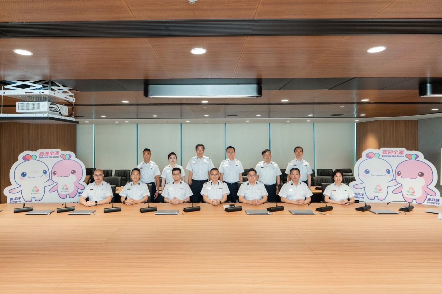 圖示入境處處長郭俊峯(前排中)、副處長(管制、簽證及證件)程和木(前排左三)、助理處長(管制)樊曉聲(前排右三)與各管制站指揮官合照