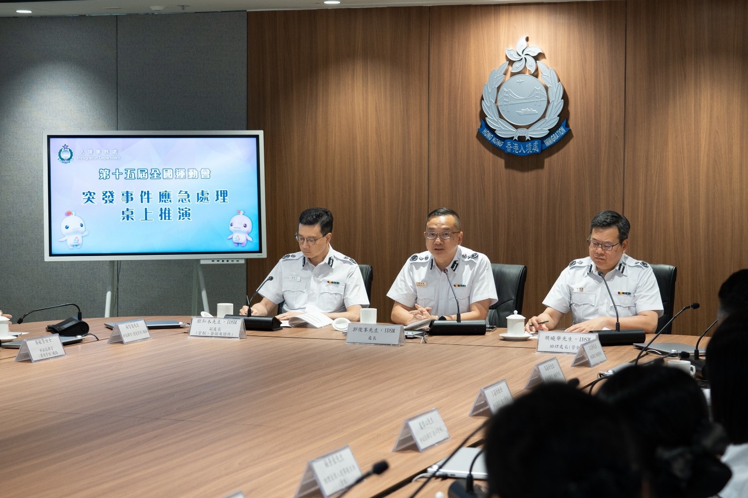 圖示入境處處長郭俊峯(中)、副處長(管制、簽證及證件)程和木(左)和助理處長(管制)樊曉聲(右)聽取入境處人員匯報和作出訓示