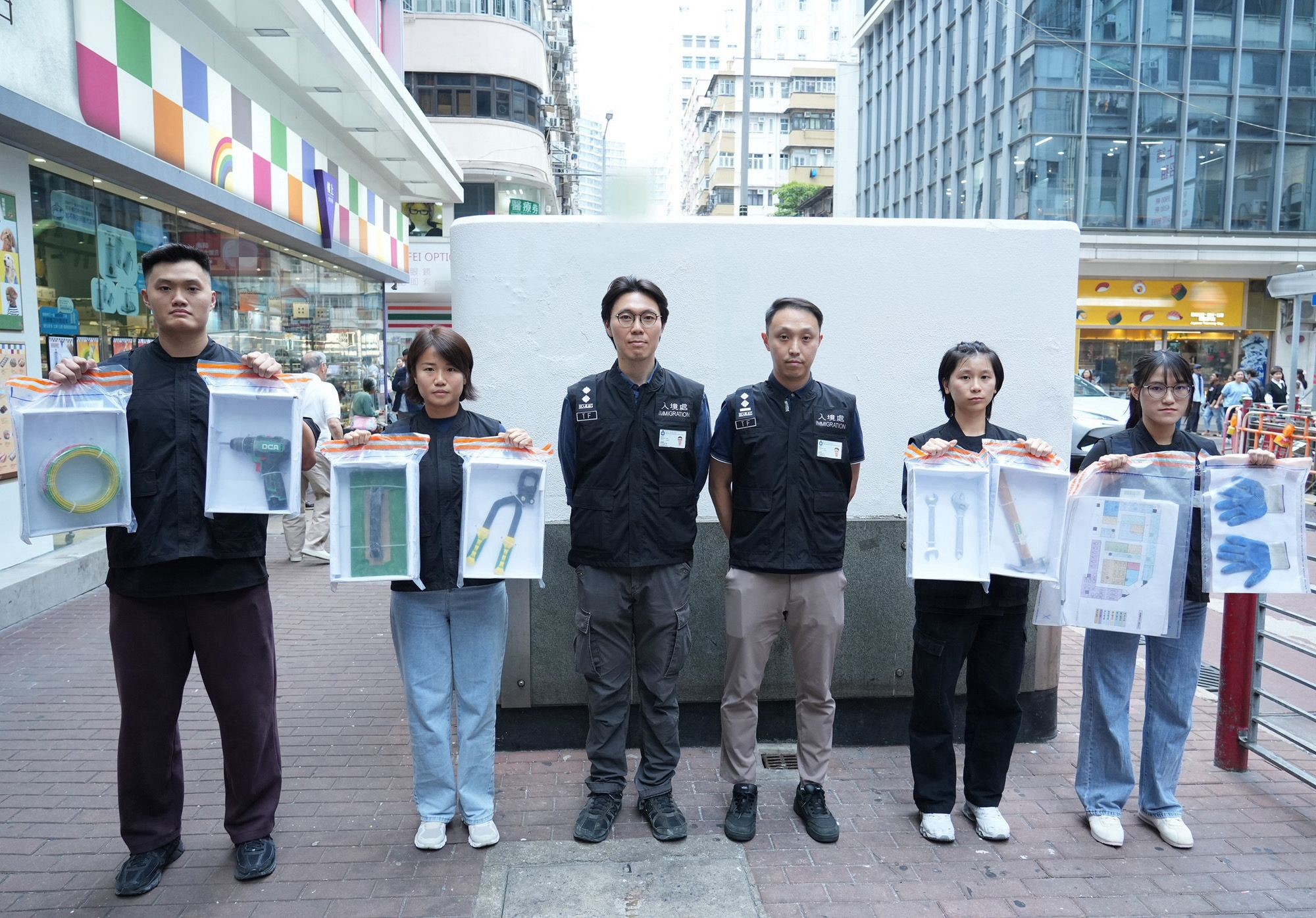 圖示行動中檢取的證物