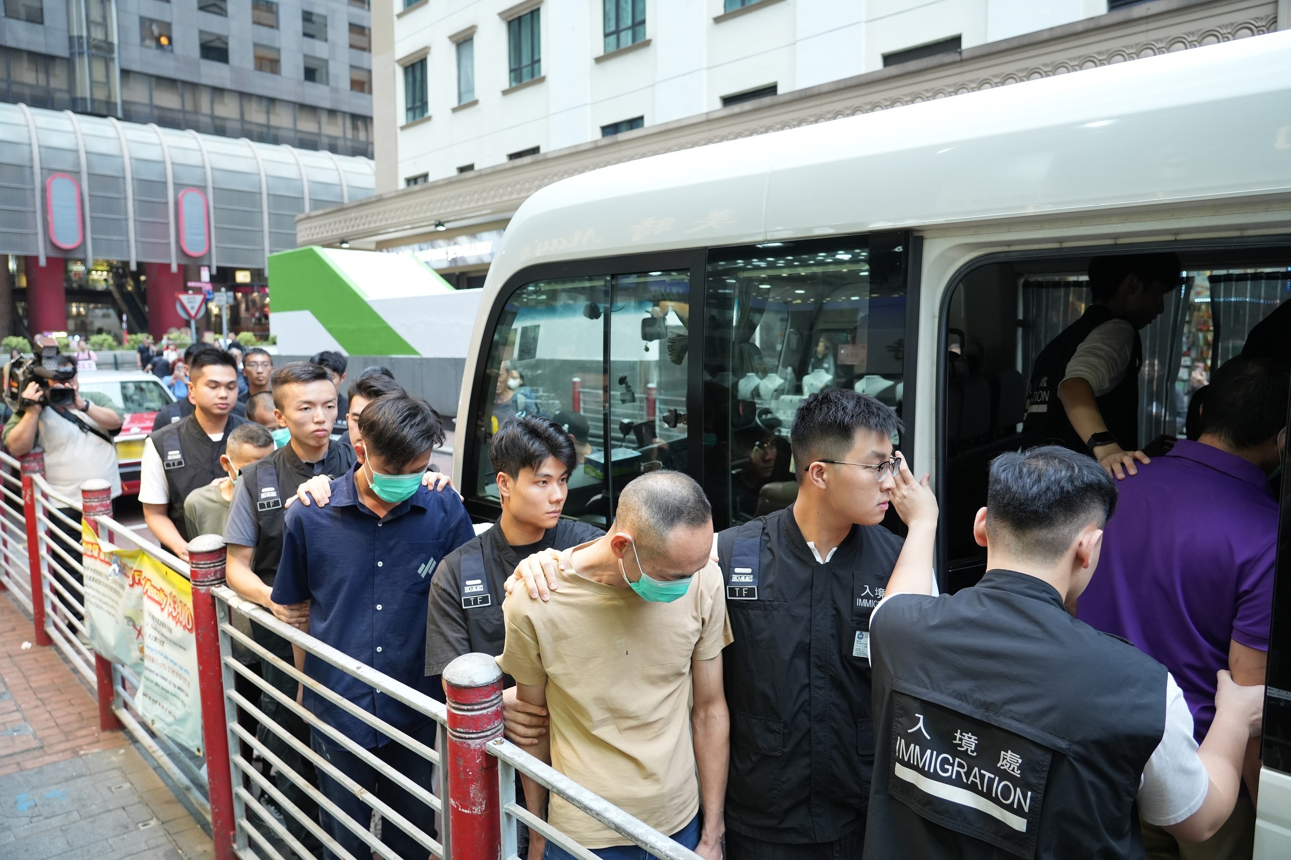 圖示懷疑非法勞工在行動中被捕