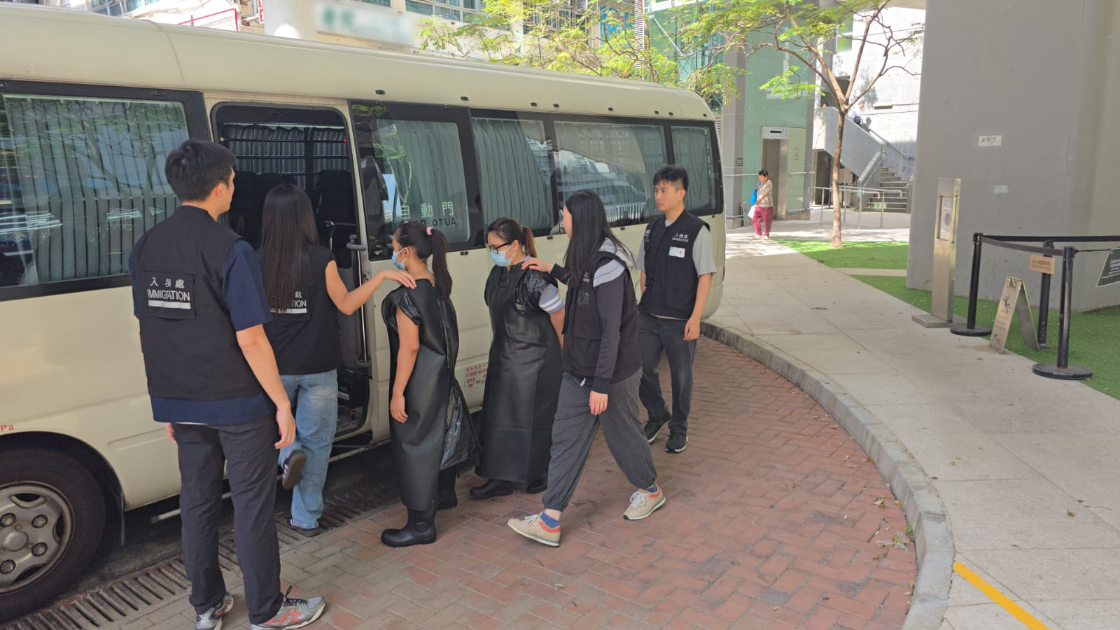 圖示為懷疑非法勞工在行動中被捕