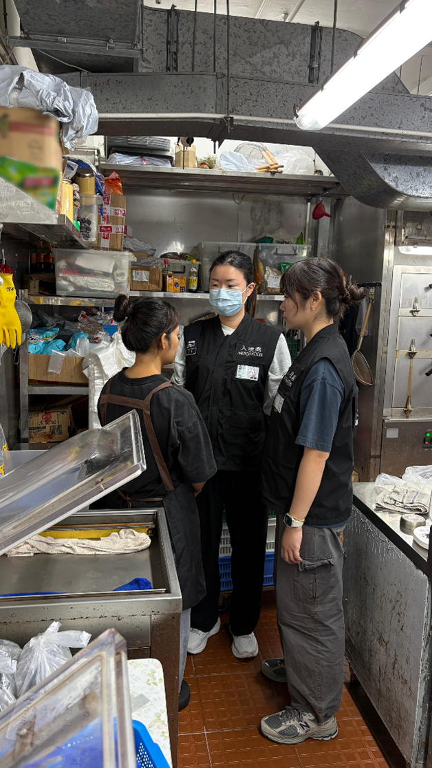 圖示懷疑非法勞工在行動中被捕