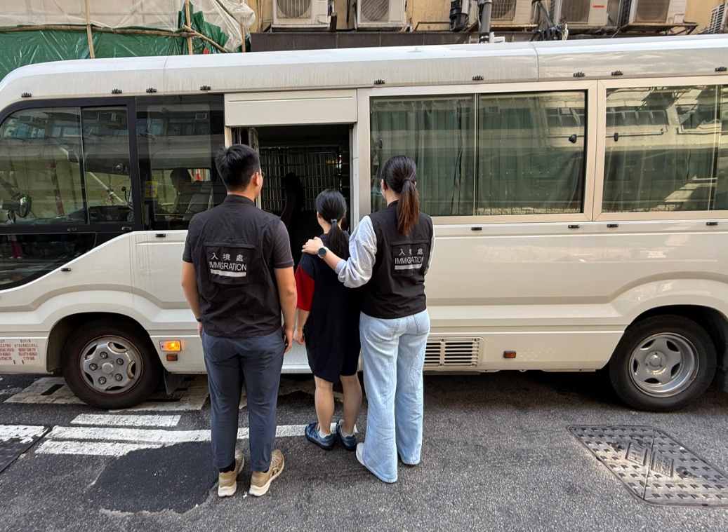 图示怀疑非法劳工在行动中被捕