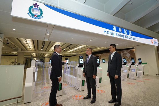 Photo shows Mr Kwok (Centre) inspecting the first-day operation of the 12 newly installed e-channels in the arrival hall