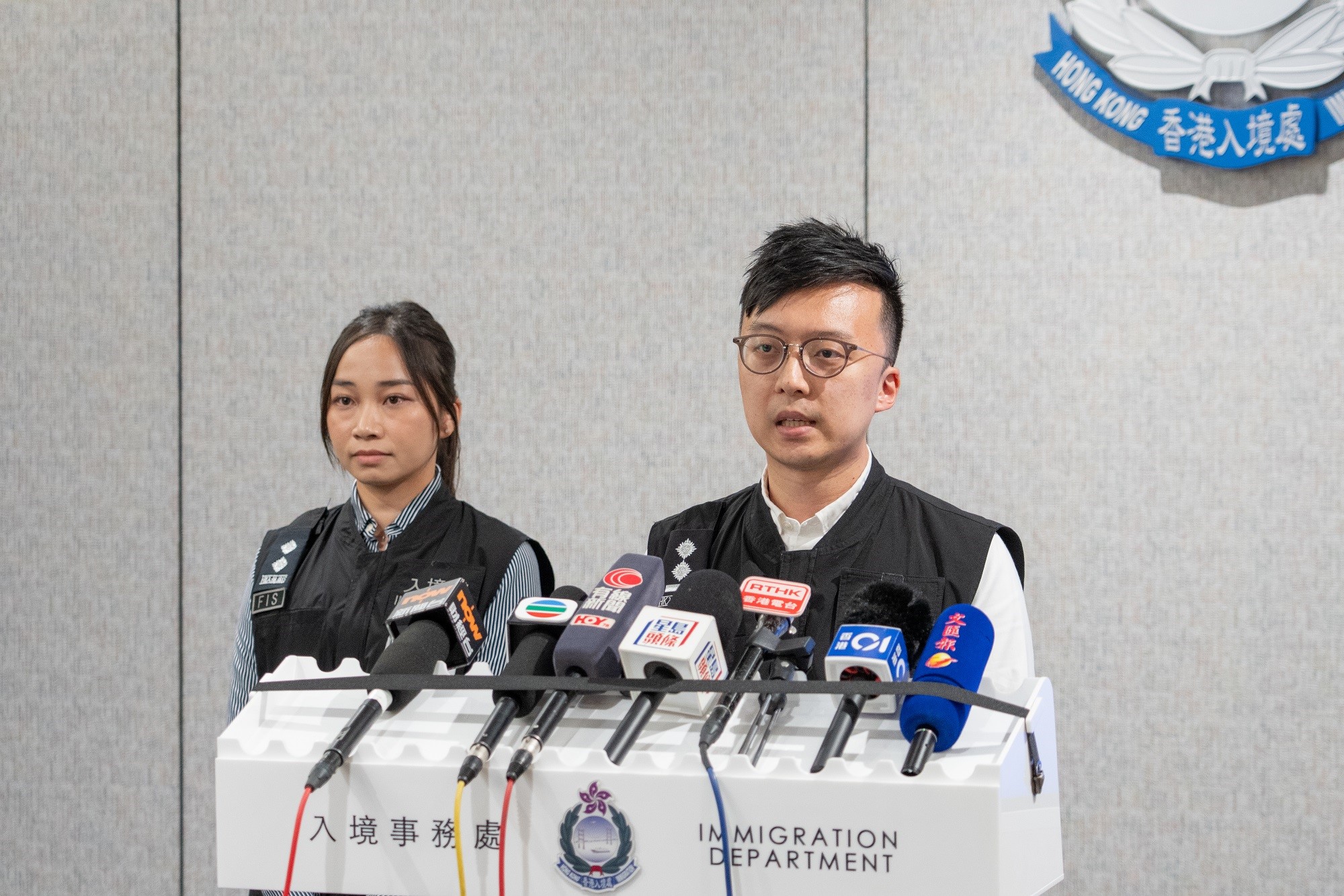 图示高级入境事务主任傅哲浩(右)今日(五月十九日)讲述行动细节