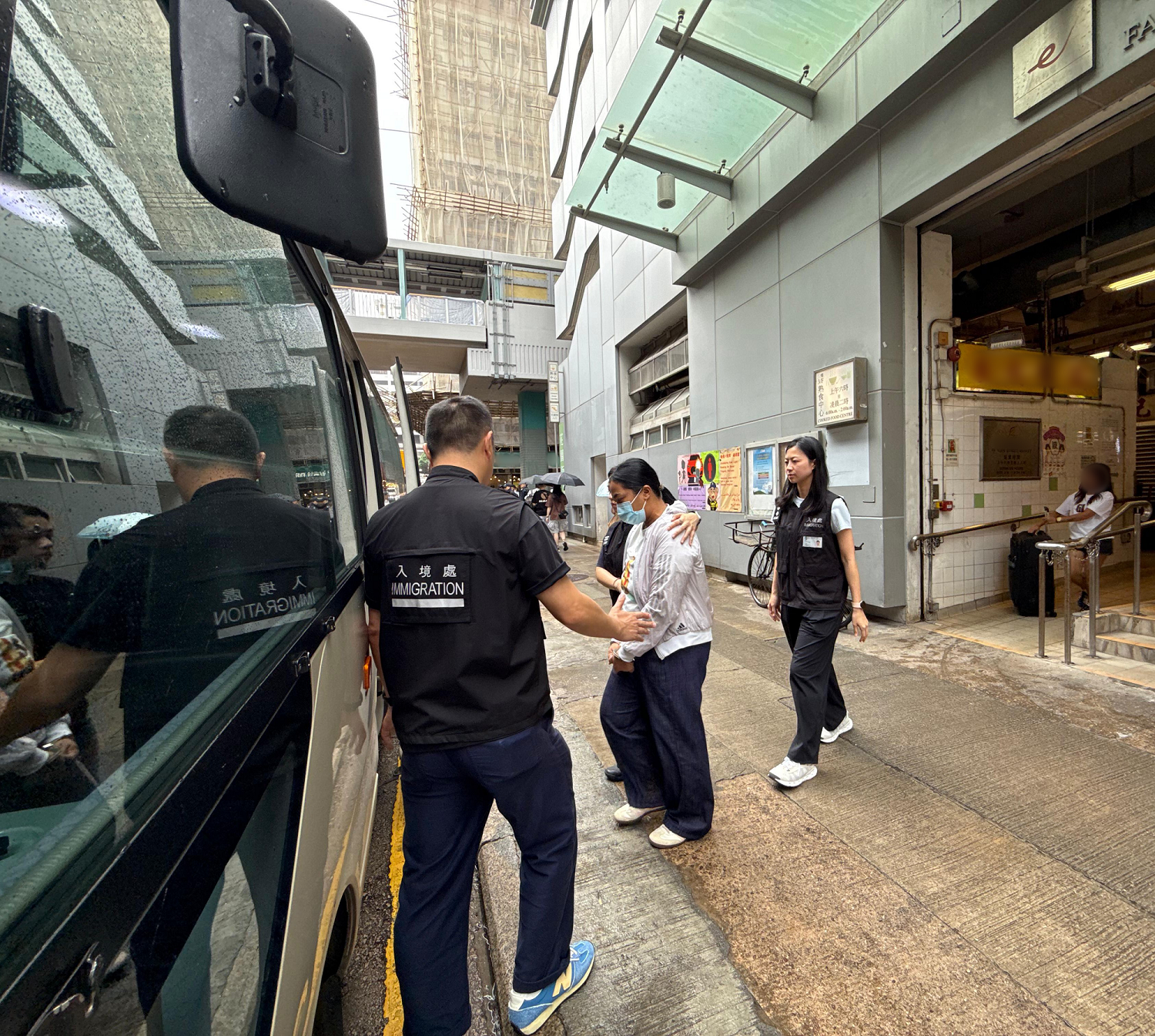图示怀疑非法劳工在行动中被捕