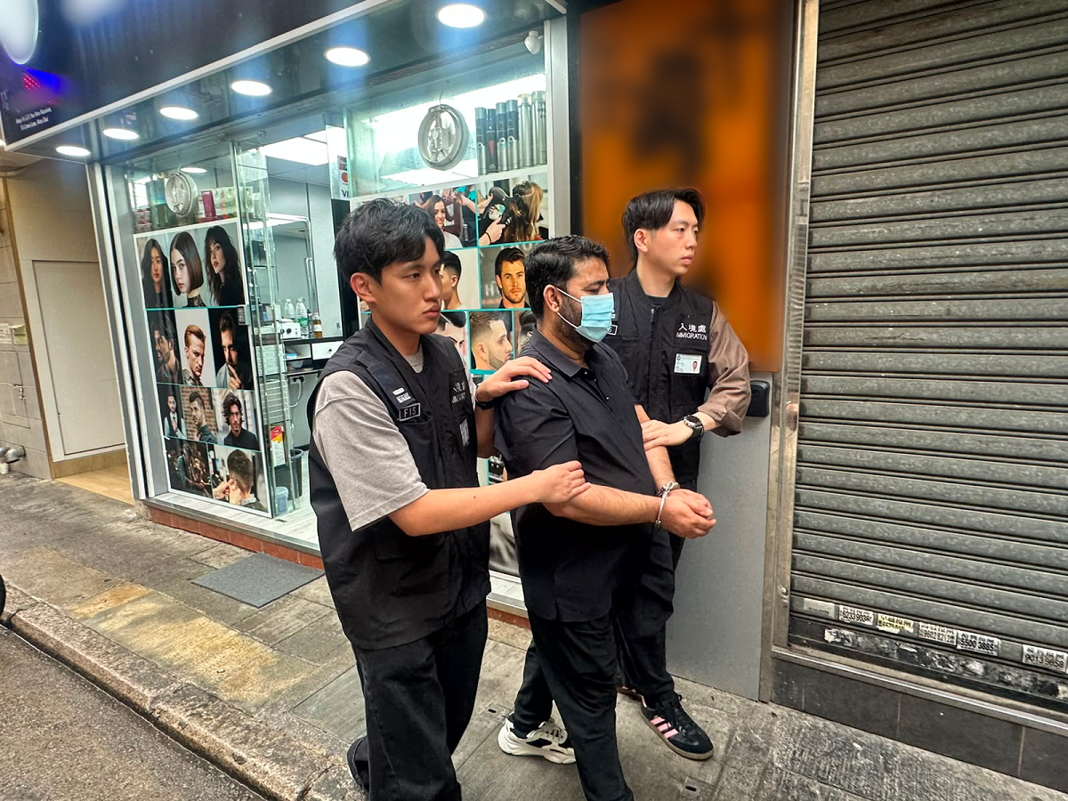 图示怀疑非法劳工在行动中被捕
