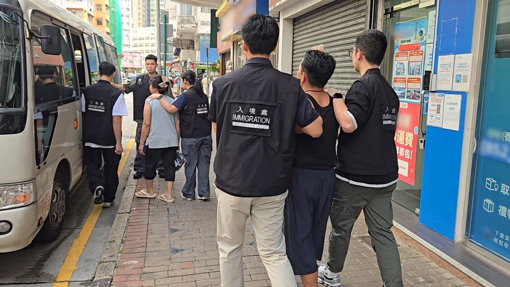圖示懷疑非法勞工在行動中被捕