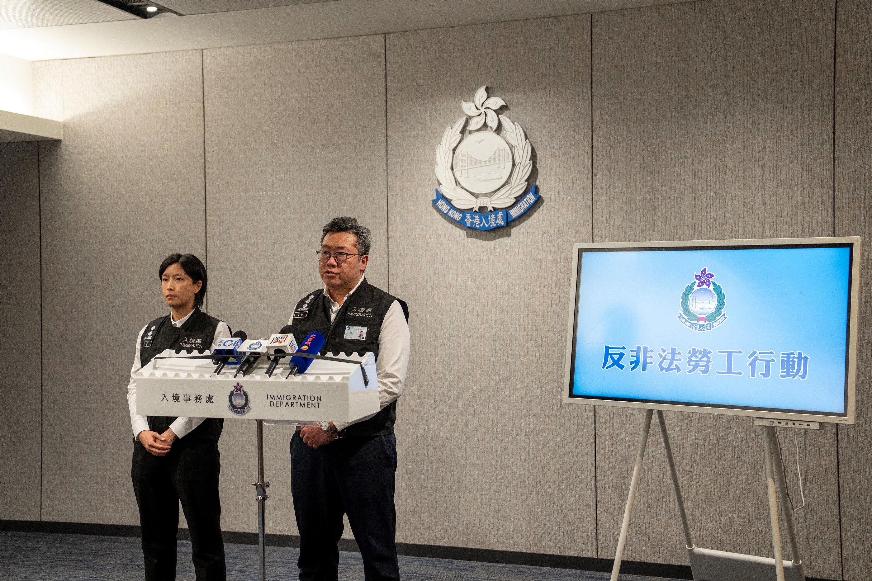 Photo shows Chief Immigration Officer Mr Li Kwing-chiu (right) elaborating on the details of the operation today (June 17)