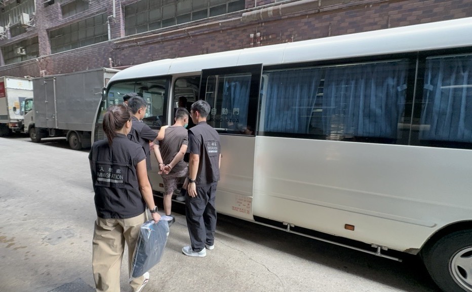 图示怀疑非法劳工在行动中被捕