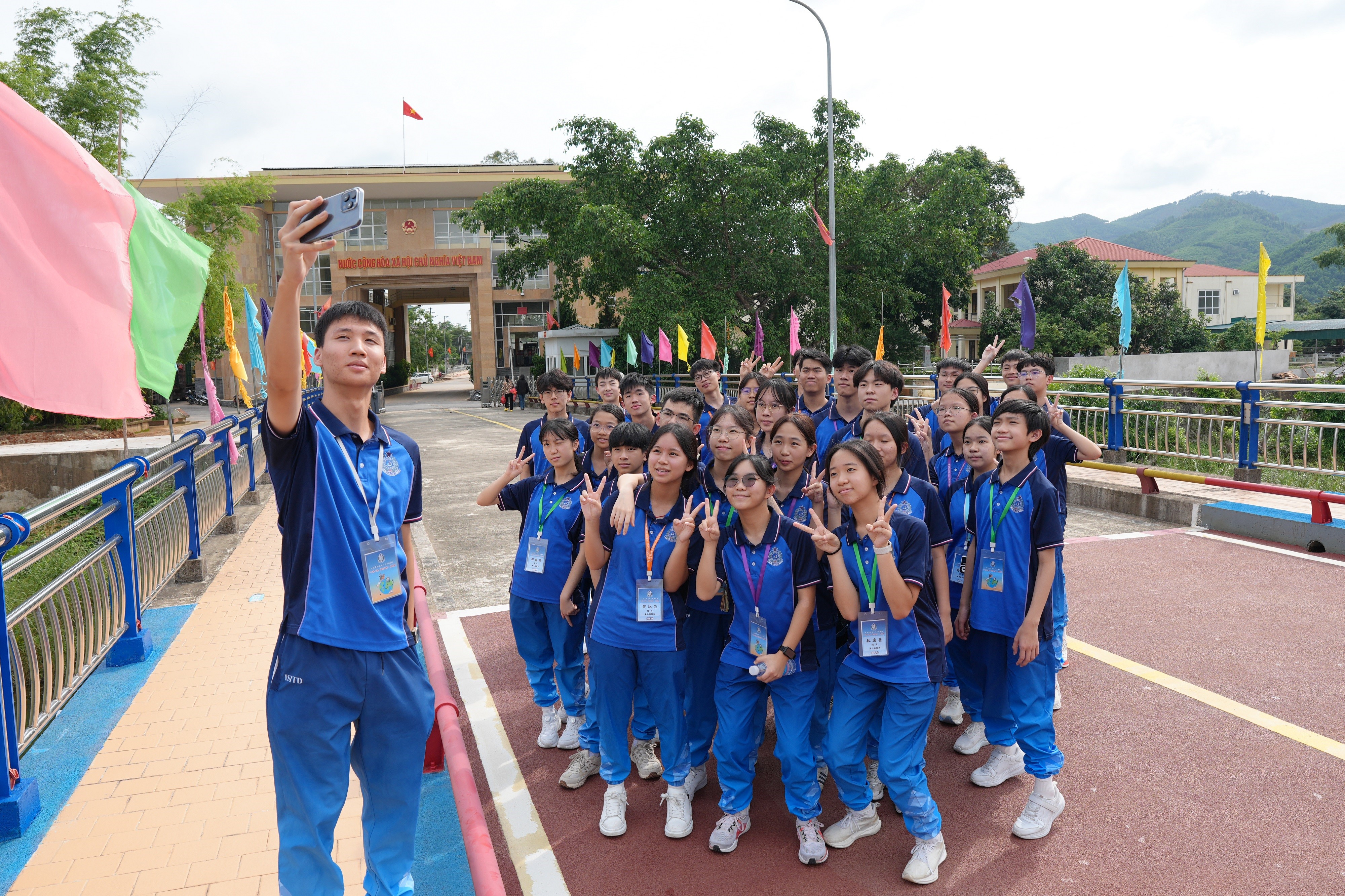 Members of the IDYL Belt and Road Exploration Tours: Guangxi Tour visit the Dongzhong control point on July 22 to gain an in-depth understanding of immigration control and trade development along the China-Vietnam border.