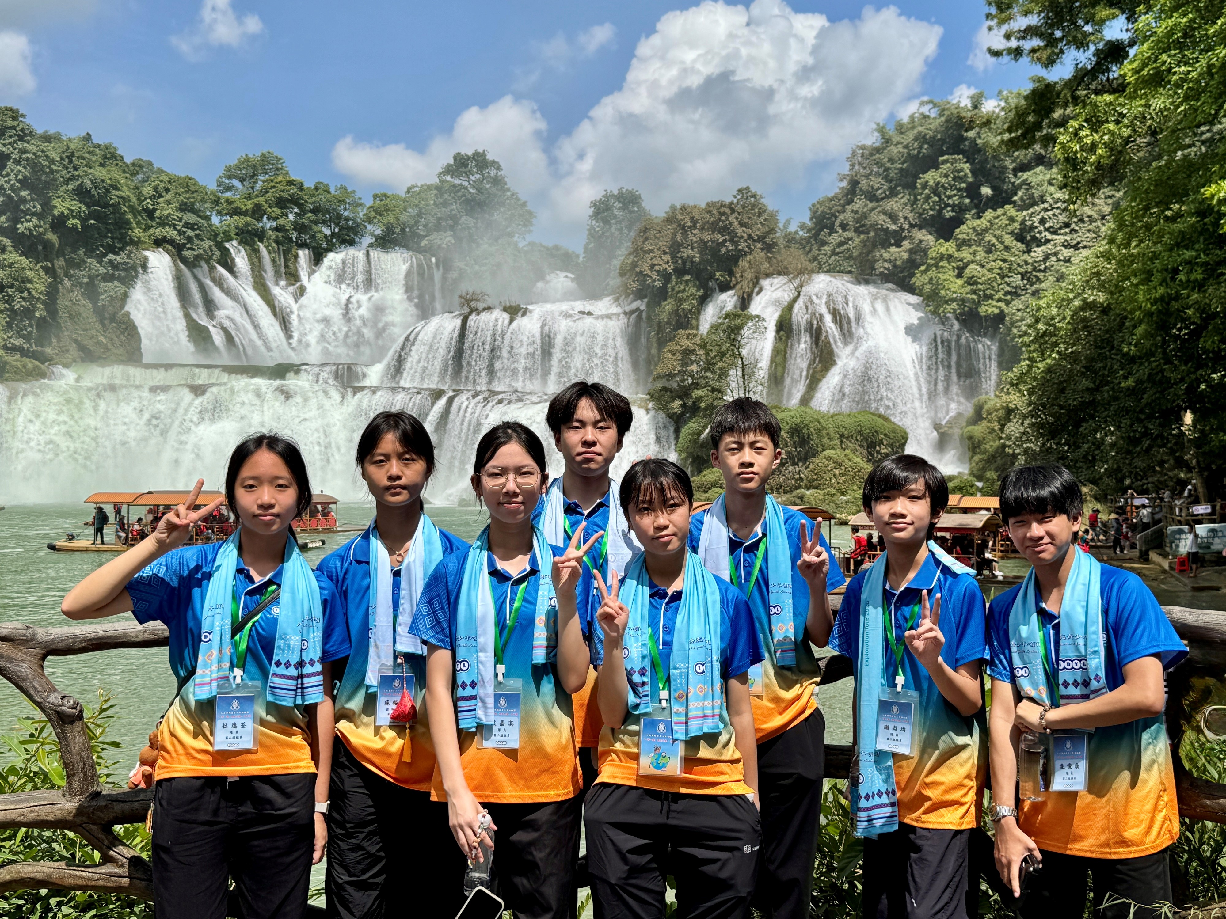 Members of the IDYL Belt and Road Exploration Tours: Guangxi Tour visit the Detian Transnational Waterfall on July 25 to enjoy the vistas of natural wonders along the China-Vietnam border.