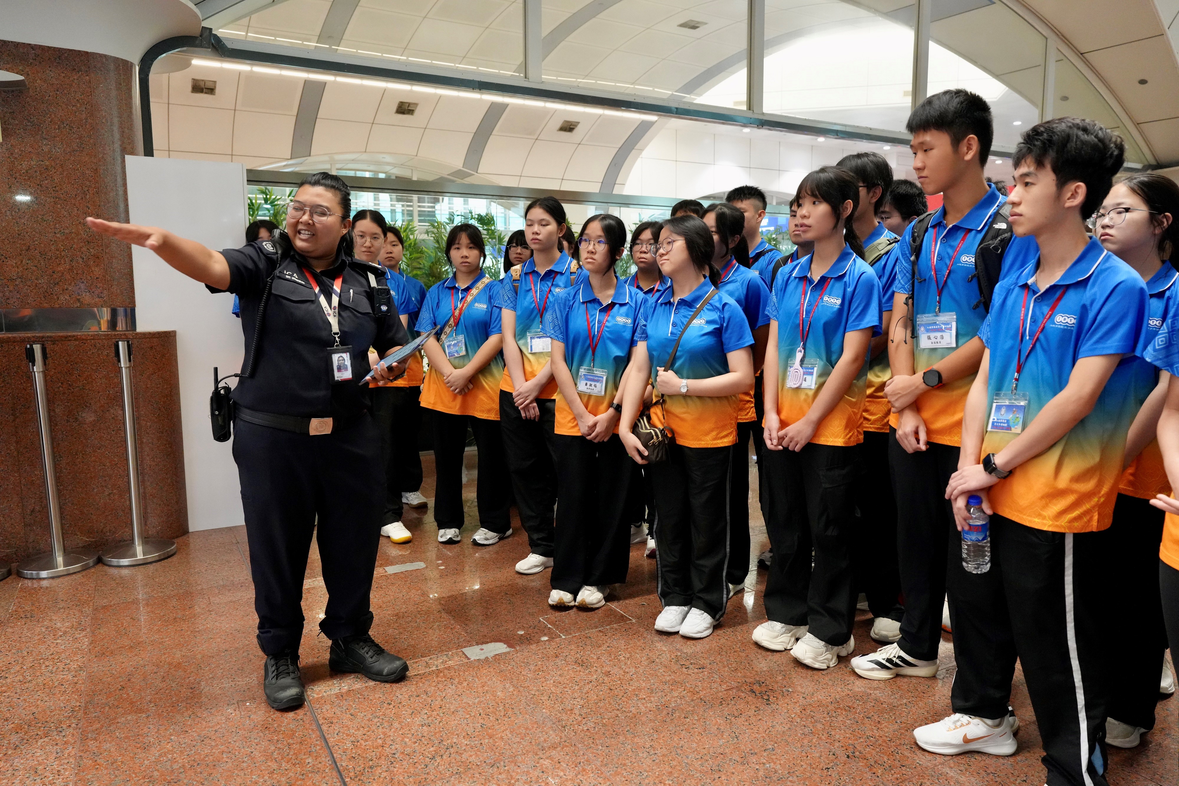 Members of the IDYL Belt and Road Exploration Tours: Singapore and Malaysia Tour visit Tuas Checkpoint in Singapore on August 6 to obtain insights into how the land immigration control facilities and policies of the Immigration & Checkpoints Authority facilitate connectivity among the Belt and Road countries and in the international community.