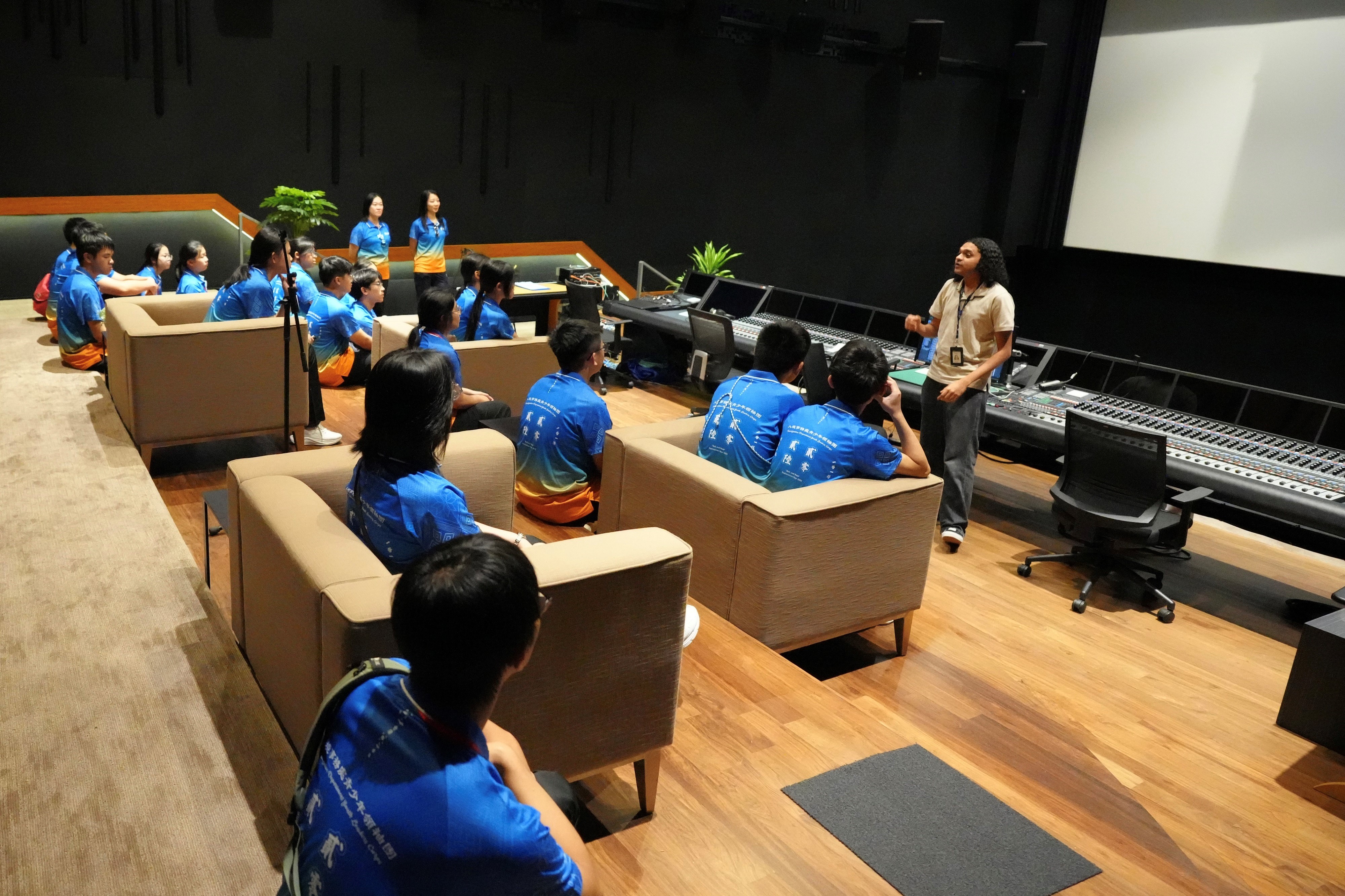 Members of the IDYL Belt and Road Exploration Tours: Singapore and Malaysia Tour visit the filming and post-production facilities of Iskandar Malaysia Studios on August 6 to learn about how its film and television production gains more opportunities through the Belt and Road Initiative.