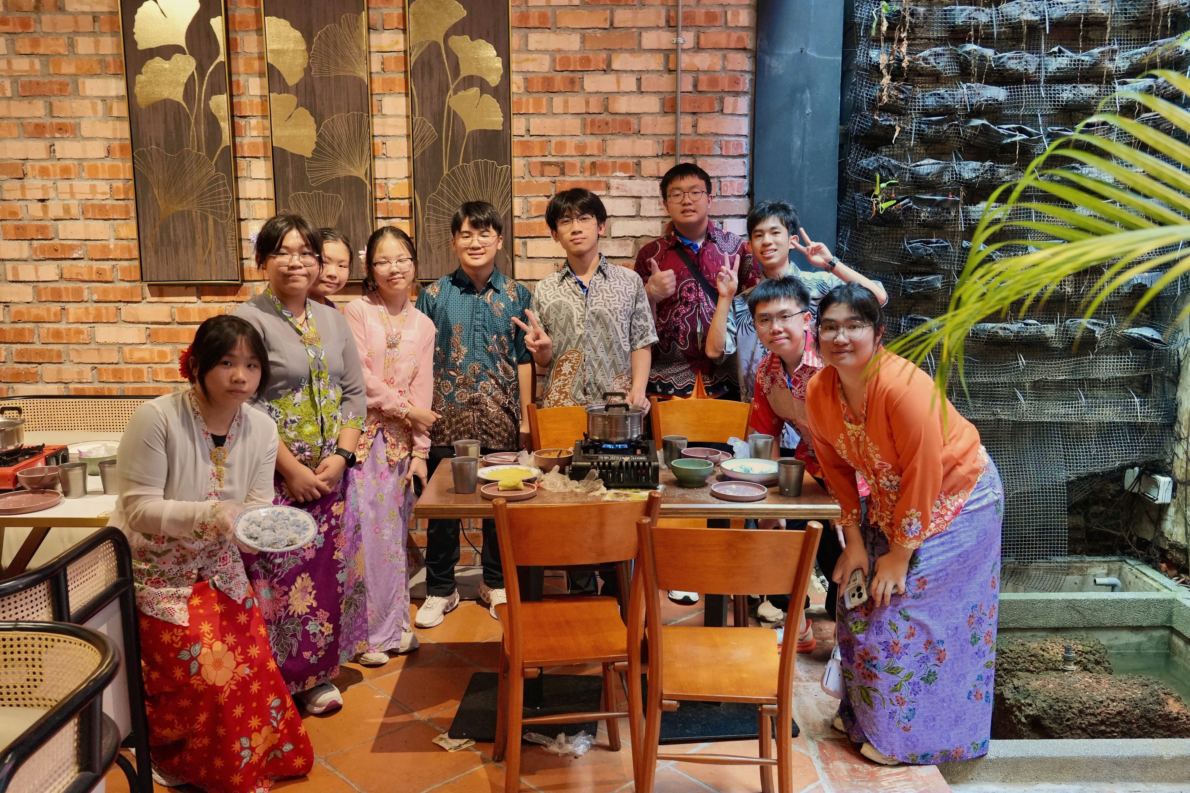 Members of the IDYL Belt and Road Exploration Tours: Singapore and Malaysia Tour put on traditional Nyonya attires and taste handmade Nyonya pastries in Malacca, Malaysia, on August 7.