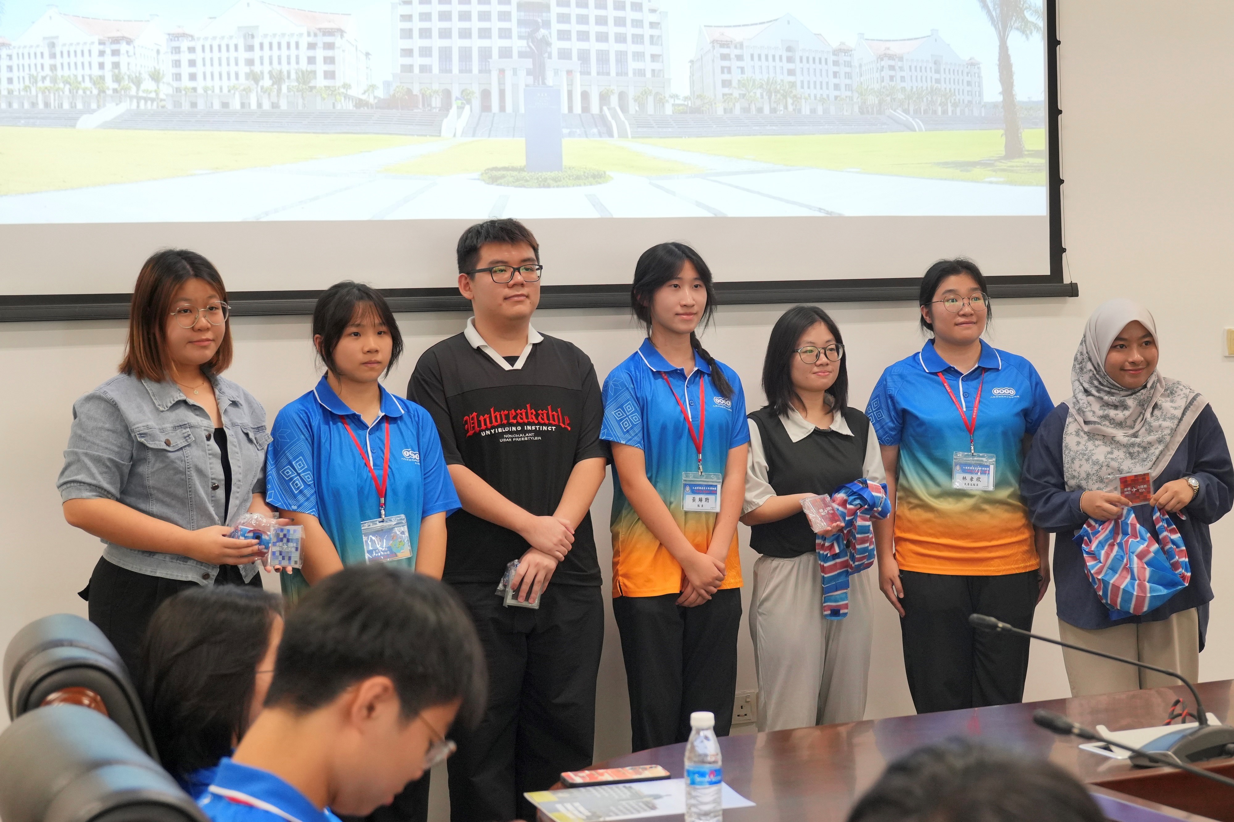 Members of the IDYL Belt and Road Exploration Tours: Singapore and Malaysia Tour visit and hold exchanges at Xiamen University Malaysia to learn about local students' campus life, share Hong Kong's unique culture with local young people, and tell good stories of Hong Kong.