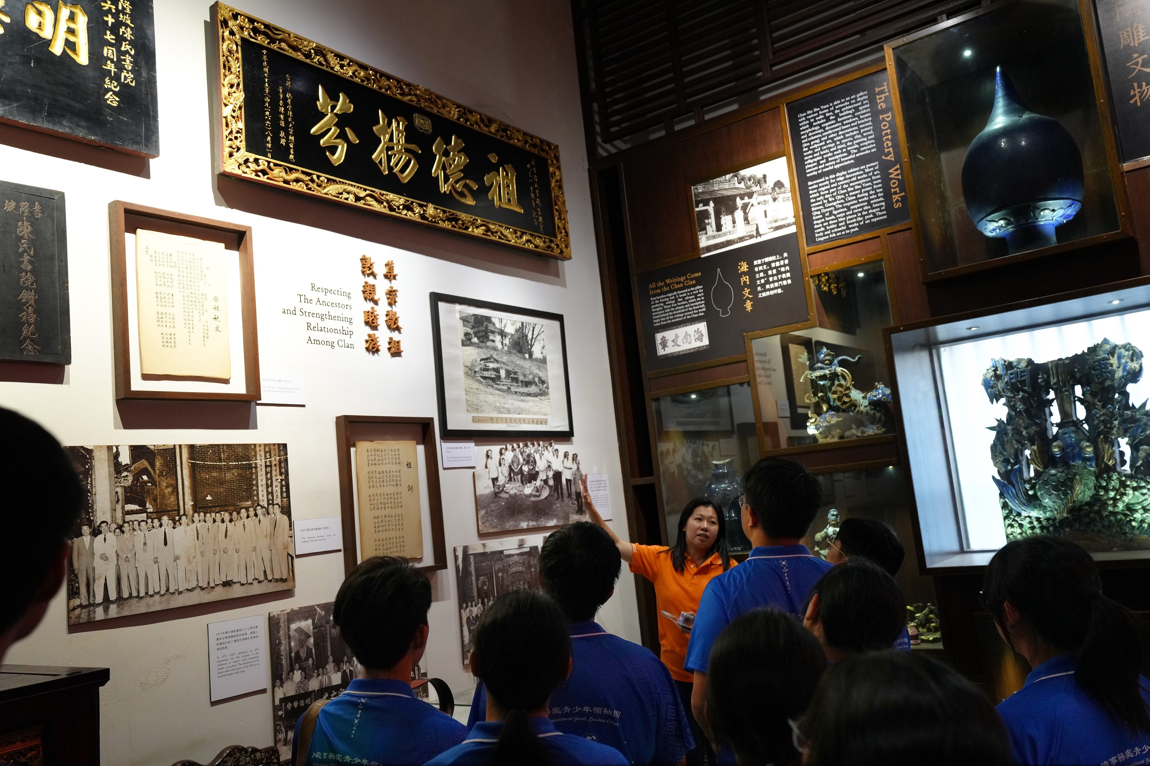 Members of the IDYL Belt and Road Exploration Tours: Singapore and Malaysia Tour visit the Chan She Shu Yuen Clan Ancestral Hall in Kuala Lumpur, Malaysia, on August 9 to learn about the history of local overseas Chinese.