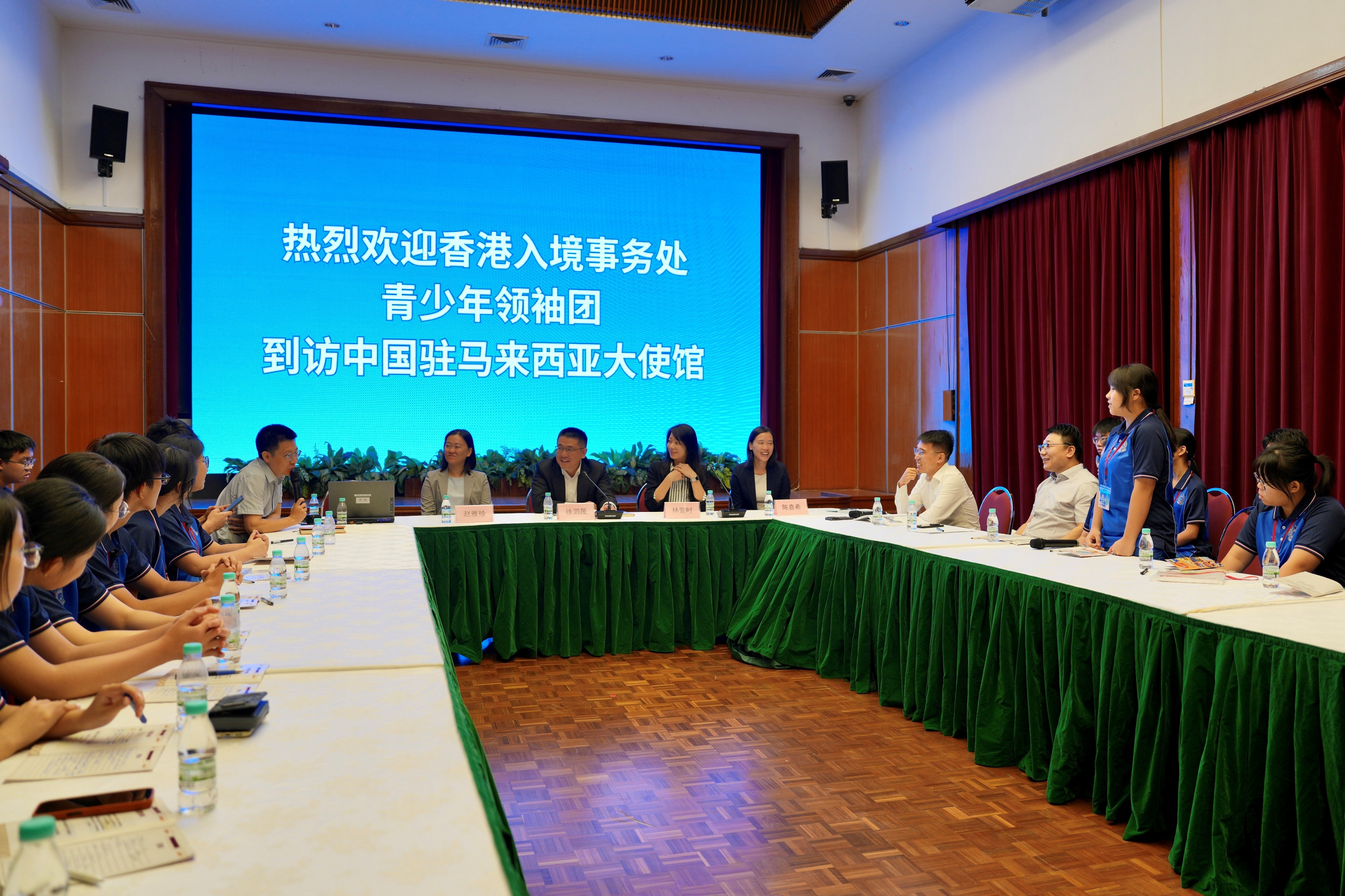 Members of the IDYL Belt and Road Exploration Tours: Singapore and Malaysia Tour visit the Embassy of the People's Republic of China in Malaysia on August 10 to listen to a sharing on overseas consular protection work by the country's diplomats.