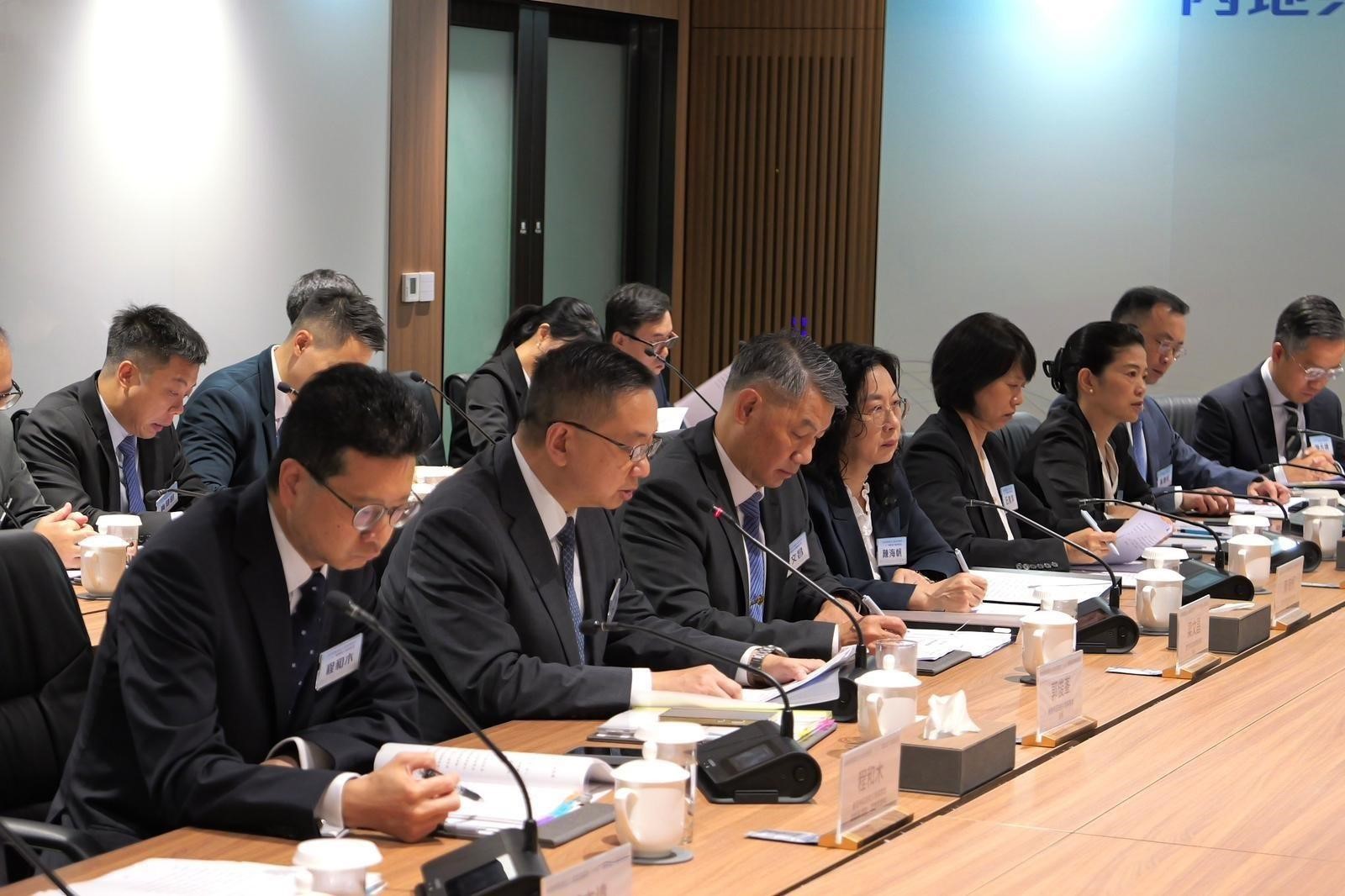 图示入境处处长郭俊峯于会议上发言