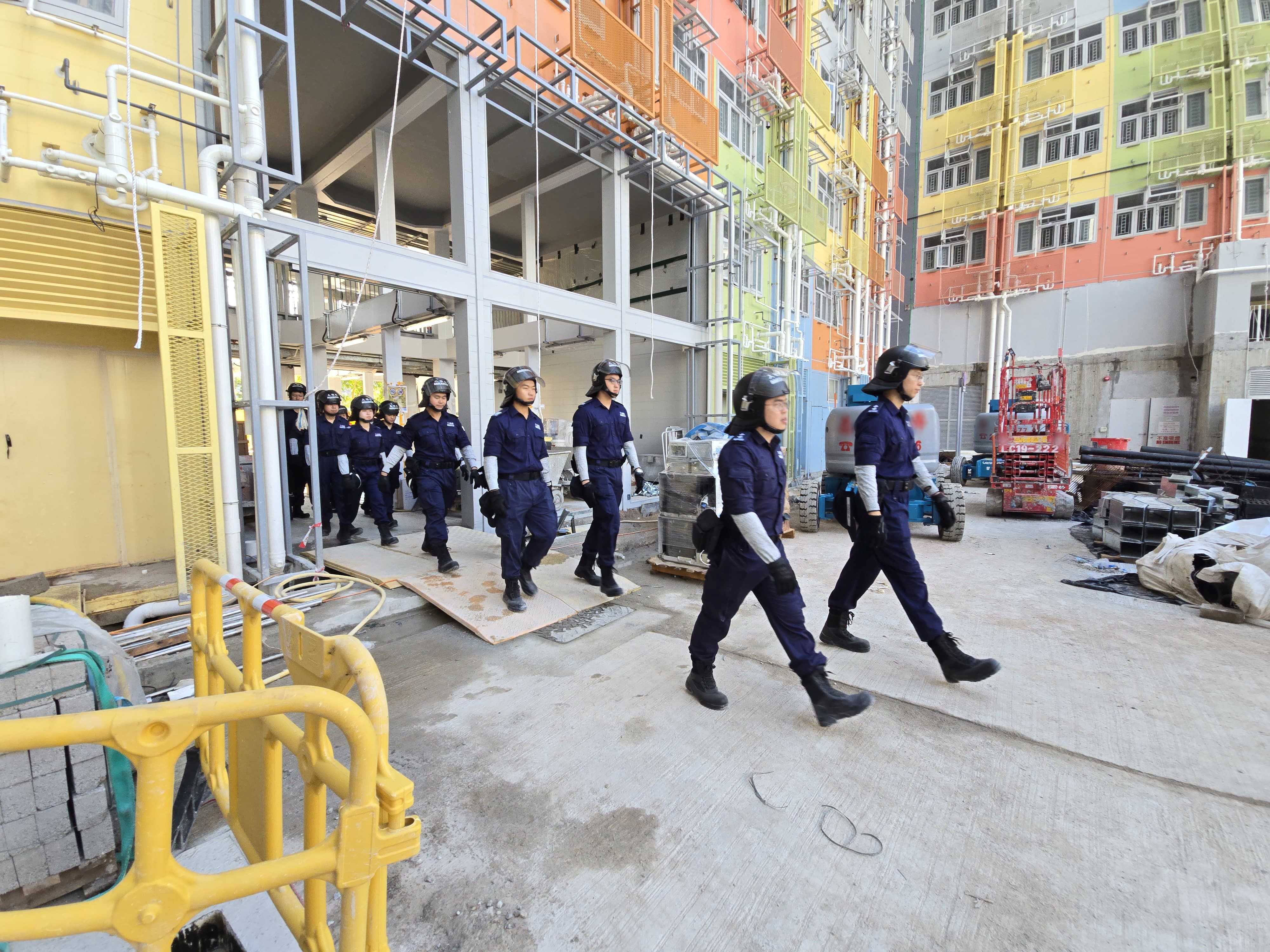 圖示調查人員在建築地盤進行突擊巡查