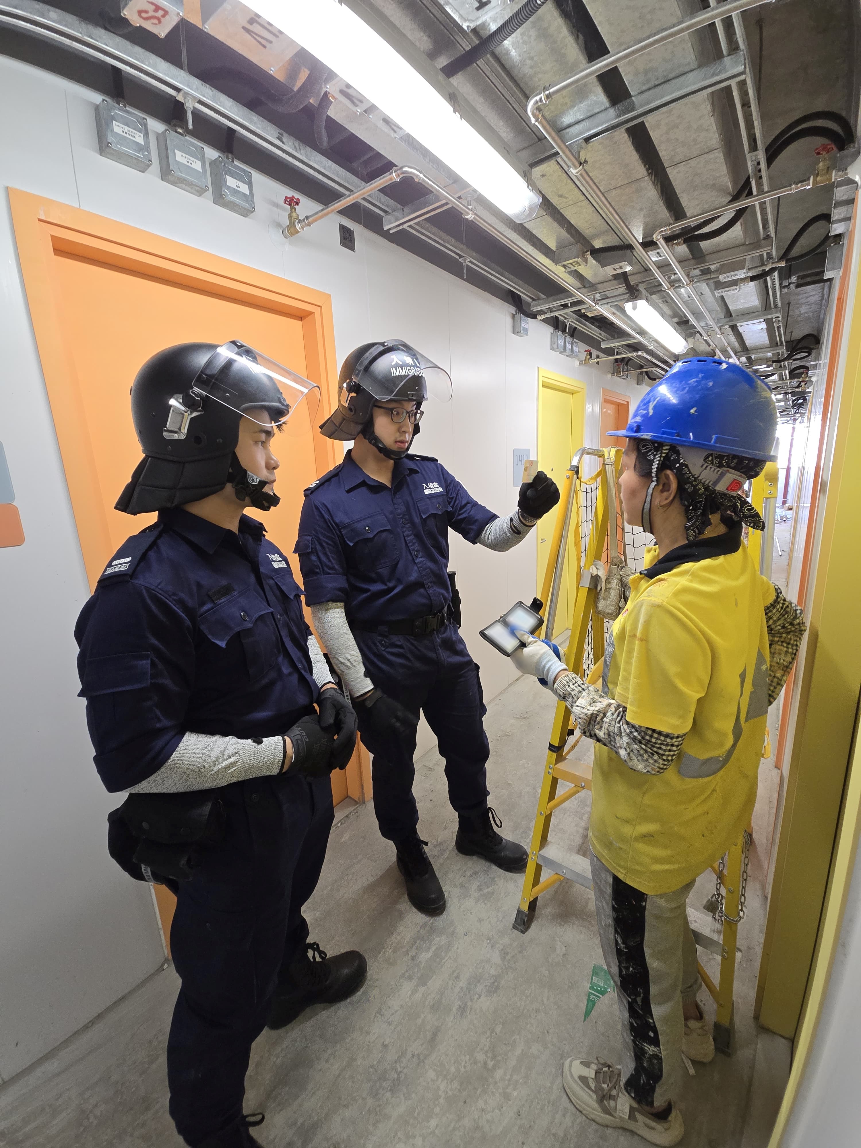 圖示調查人員在建築地盤進行突擊巡查