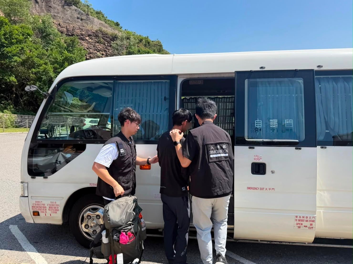 图示怀疑非法劳工在行动中被捕