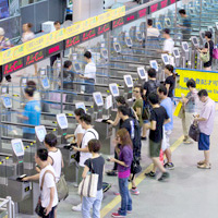 透过指纹鉴证技术，持有智能身份证的香港居民可在各出入境管制站使用ｅ-道。