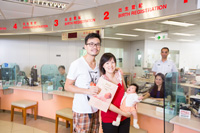 一对父母为他们的新生婴儿办理出生登记。