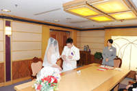 A new couple solemnising their marriage at a marriage registry.