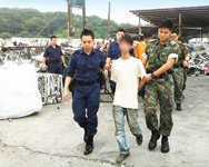 入境处特遣队与香港警方于不同地点进行联合反非法劳工行动。