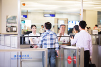 本处致力在各出入境管制站为旅客提供高效率的出入境检查服务。