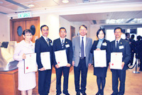 五位獲得公務員事務局局長嘉許狀的同事與入境事務處處長陳國基先生合照。
