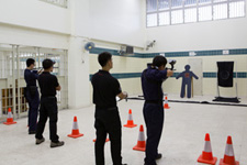 派駐青山灣入境事務中心的管理人員接受戰術訓練的情況。