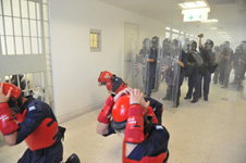 派驻青山湾入境事务中心的管理人员接受战术训练的情况。