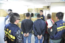 Immigration investigators conducting surprise checks at various locations to combat illegal employment.