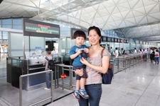 本處承諾在十個工作天內完成處理香港特區護照及簽證身份書申請。 