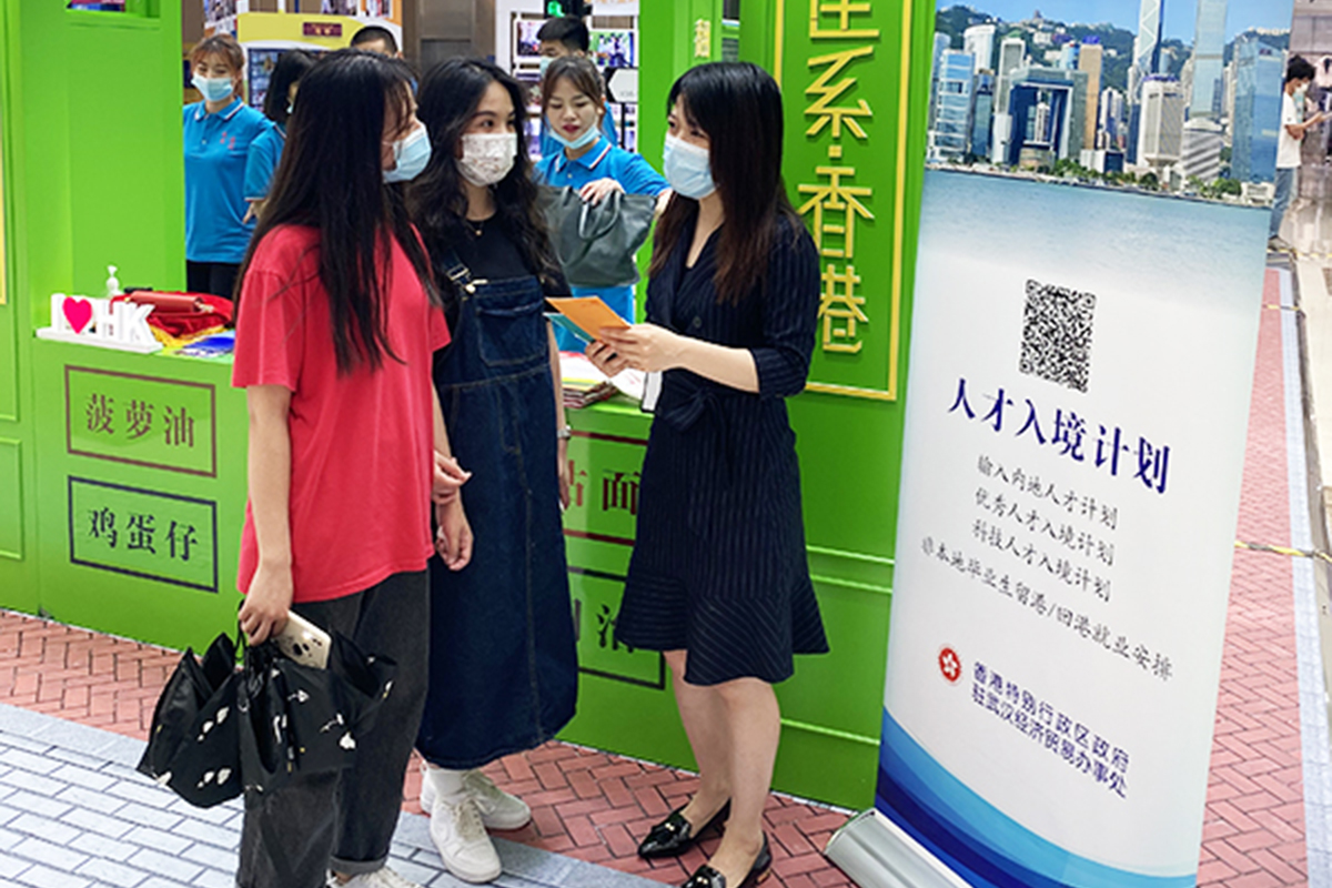  Staff of Immigration Divisions of the Mainland offices explains various immigration schemes to residents in the Mainland from time to time.