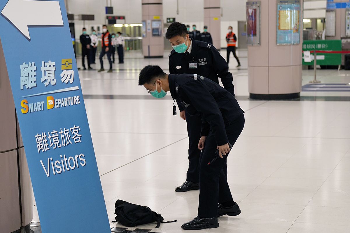 为提升入境处人员的反恐意识及对恐怖活动的认知，本处定期举办内部反恐训练课程及演习，以有效堵截怀疑涉及恐怖活动的可疑旅客。