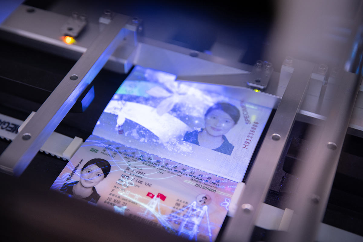 新一代電子護照採用市場上最先進的防偽特徵，以保持其安全性、可靠性及全球互通性。