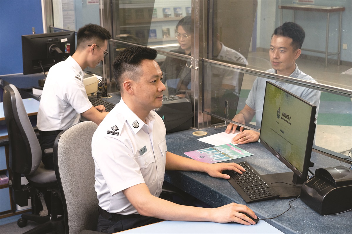入境處便利真正旅客及專業人士來港，同時致力實施嚴格的簽證管制，以維護國家及香港特區的安全。