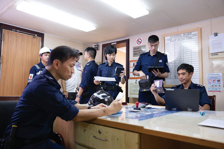 船只搜查小组会突击检查在香港水域的船只，以侦查规避出入境检查、伪造证件、非法入境及逾期逗留等个案。