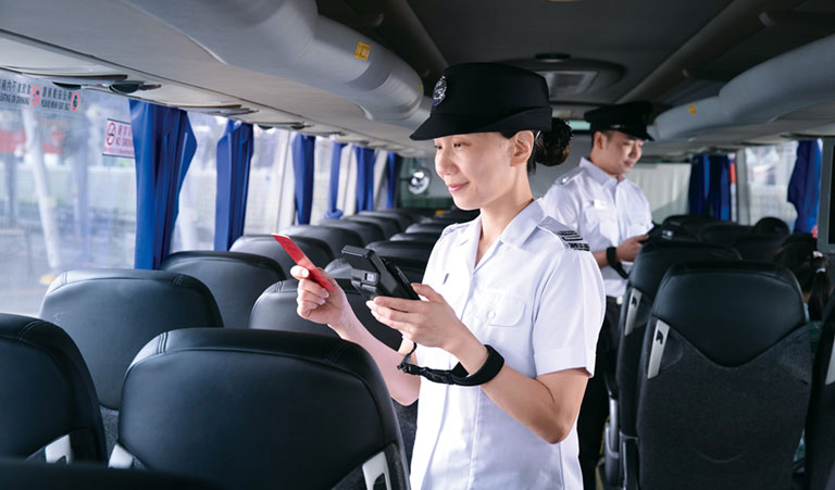 跨境学生自二零二三年二月八日起逐步恢复往返香港参与面授课堂，本处提供的「免下车过关检查」服务，便利跨境学生可快捷而有秩序地办理出入境手续。