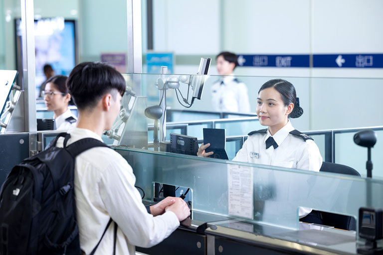 入境处人员在香港国际机场为航空旅客提供专业而优质的出入境服务。