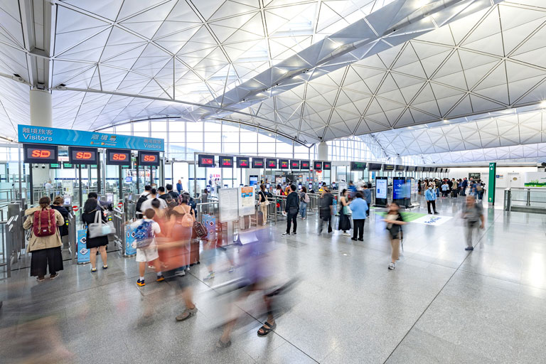 二零二三年，使用机场出入境的旅客为3 172万人次。